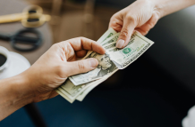 Los trabajadores bajo relación de dependencia deben recibir el bono navideño en diciembre.