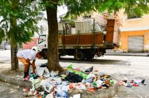 Así luce constantemente un parterre en Los Esteros, al sur de Guayaquil.