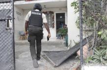 La víctima se estrelló contra la puerta de su casa para evitar el robo.