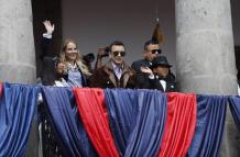 El presidente Daniel Noboa, desde el balcón viendo la Serenata Quiteña.
