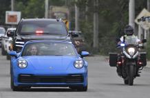 Daniel Noboa saludó a sus simpatizantes mientras iba a votar en un carro de lujo.