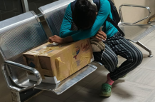 La imagen de la madre con su bebé circuló en redes sociales.