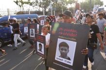 Una procesión acompañó a las familias desde sus viviendas en Las Malvinas hasta el lugar del evento