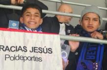 Pol Deportes, Cliver Huamán Sánchez junto a hermano Kenny y la bandera de agradecimiento a Jesús en el Bernabéu.