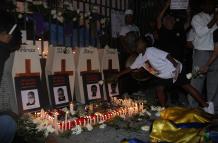 Familiares de las víctimas expresando su dolor, un año después de la desaparición de los menores.