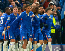 Moisés Caicedo (izq.) celebra con sus compañeros del Chelsea contra Barcelona.