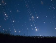 LLUEVEN METEOROS CUANDO LA TIERRA CRUZA ÓRBITA DE UN COMETA