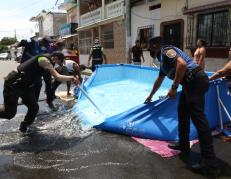 Policías y personal del Municipio desmontaron las piscinas.