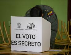 Las autoridades electorales hacen un llamado a sufragar para evitar aglomeraciones. En el exterior avanza el voto telemático.