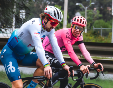 El eslovaco Peter Sagan, y el ciclista colombiano Rigoberto Uran dio la vuelta de partida.