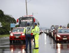 Autoridades realizan controles sobre todo en los peajes.