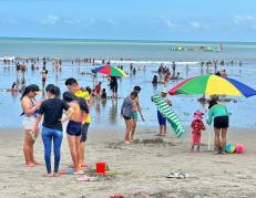 Las playas de Esmeraldas acogieron gran número de turistas durante el feriado.