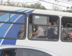 Las unidades de buses que están trabajando en Guayaquil se encuentran llenas de pasajeros.