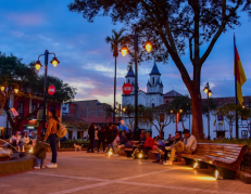 Turistas en el parque de San Blas en Cuenca.