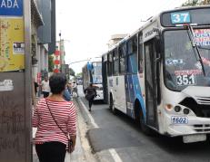 Aglomeración de buses urbanos en la calle Esmeraldas provoca leves temblores en la zona, según moradores.