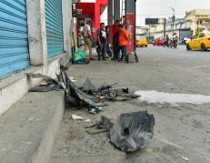 El vehículo en el que iba la víctima se impactó contra un local. Piezas del coche se desprendieron y quedaron tiradas.