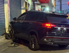 El hombre se estrelló contra un local ubicado en la avenida Quito y la calle Manabí.