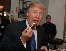 Donald Trump prefiere comer la carne bien cocida para evitar ingerir gérmenes.