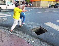 DENUNCIA DE BASURA Y HUECOS EN LA CALLE RUMICHACA