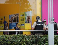 Un violento robo se cometió en un centro comercial del norte de Guayaquil.