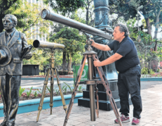 Reyes coloca el viejo telescopio junto al monumento a Ortega en el parque Centenario, centro de Guayaquil.