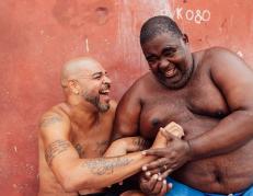 Adriano junto a uno de sus amigos de la favela de Brasil.