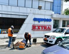 Equipo de trabajadores exploró el daño en el cableado.