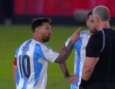 Captura de pantalla del momento en que Messi aparentemente insulta al juez del partido.