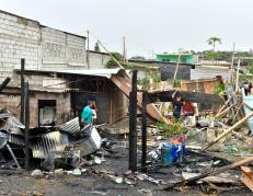 Varias viviendas fueron consumidas por un incendio en Flor de Bastión.