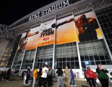 Los aficionados llegan al estadio AT&T para ver la pelea.