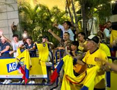 Hinchas de la Tri esperaron a que llegaron los seleccionados.