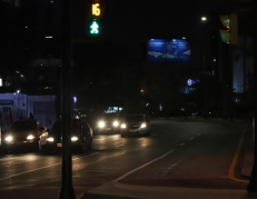 Movimiento en la avenida Francisco de Orellana en Guayaquil durante los apagones.