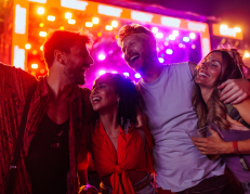 Un grupo de amigos disfrutando de un concierto.