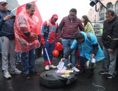 Manifestantes le prendieron fuego a la foto del presidente Noboa.