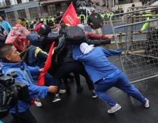 Los manifestantes empezaron a enfrentarse contra los uniformados.