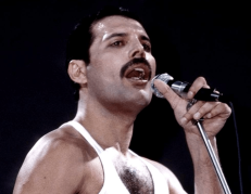 1991: Freddie Mercury revela que padece sida y fallece al día siguiente