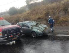 Los fuertes vientos tumbaron un árbol en la Panamericana Norte en Ambato que impactó a un auto, sin dejar heridos. Cortesía.