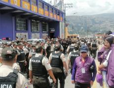 Policías en los exteriores del estadio de Ambato.