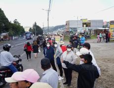 La gente se agolpó para constatar la magnitud de la tragedia.