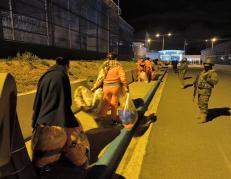 Reclusos fueron trasladados desde Cotopaxi hasta Ambato.