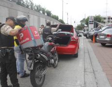 Policías detenían a motorizados en Los Ceibos.