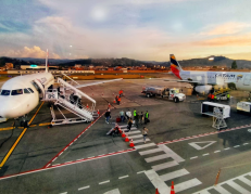 Dos aviones en el Aeropuerto Mariscal La Mar de Cuenca.