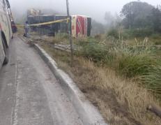 El bus se impactó en la vía Cuenca-Loja; hay heridos.