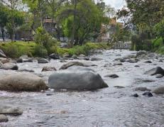 Así se ve el río Tomebamba este 28 de noviembre de 2024.