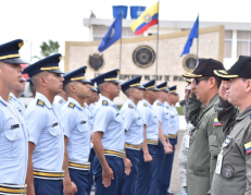 Cadetes de la FAE reciben su ala de especialidad.