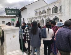 Foto.- Los familiares de la mujer fallecida llegaron a la morgue a llevarse el cuerpo, en medio de la consternación