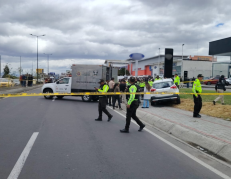 EL cuerpo sin vida del guía penitenciario fue llevado a la morgue de Latacunga.