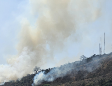 El incendio se divisa desde diferentes partes del norte de la ciudad.