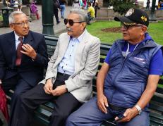 Tres héroes de guerra dialogan en la Plaza Grande, en el Centro Histórico de Quito.