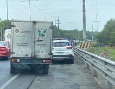 El cuerpo fue encontrado en una zona de lodo y maleza, a un lado de los carriles en sentido sur - norte de la Perimetral